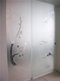 Матовая стеклянная дверь с рисунком